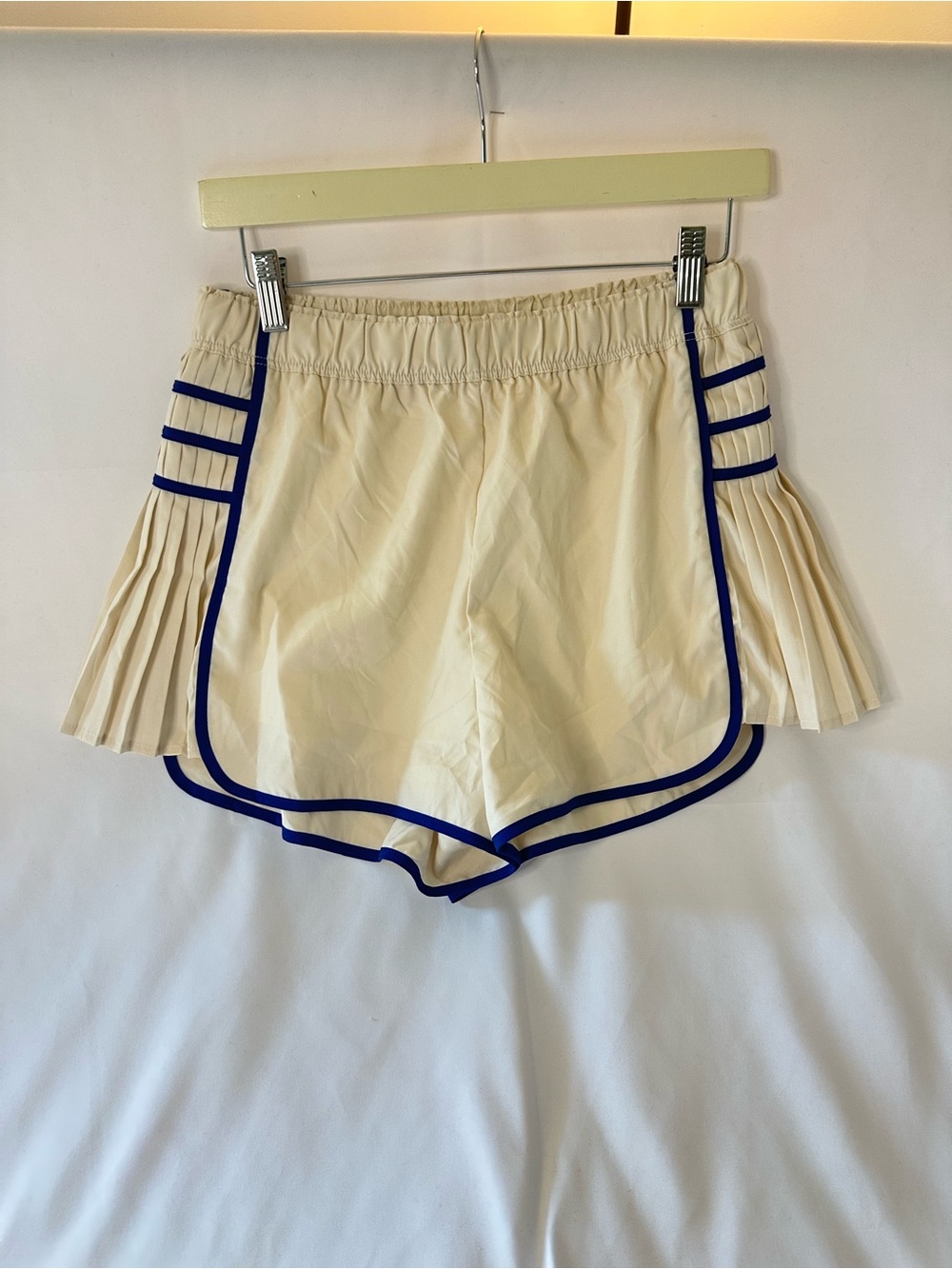 Workout Athletic Running Gym Shorts Pleated Beige Blue Contrast Trim Medium New